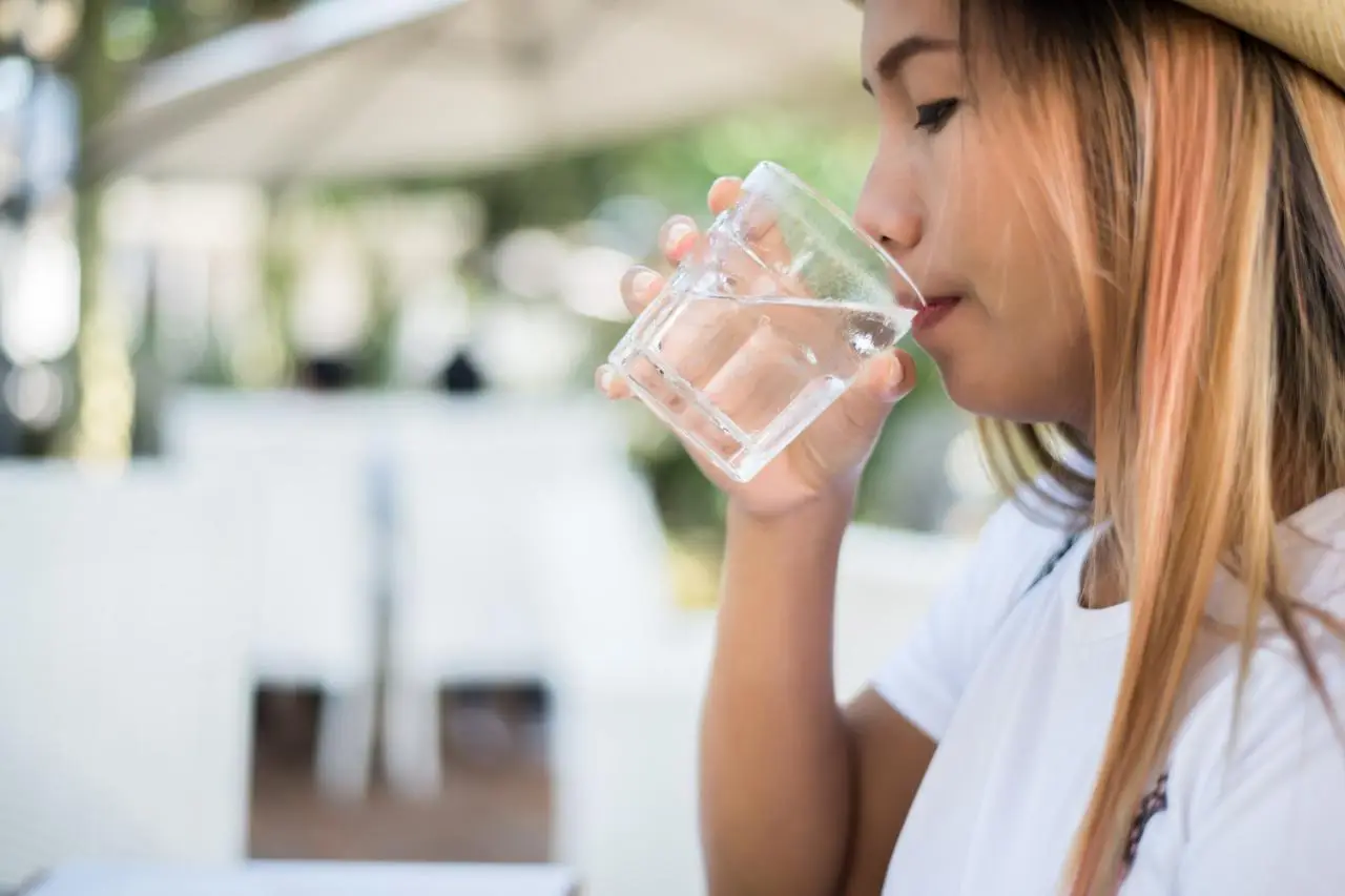 Ritenzione idrica a giugno? I 5 gesti mattutini suggeriti dai nefrologi per dire addio ai gonfiori Ritenzione idrica a giugno? I 5 gesti mattutini suggeriti dai nefrologi per dire addio ai gonfiori
