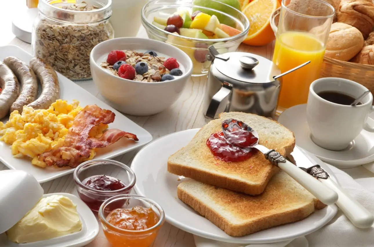 Come evitare i cali di energia nel pomeriggio: il trucco della colazione salata suggerito dai dietisti Come evitare i cali di energia nel pomeriggio: il trucco della colazione salata suggerito dai dietisti