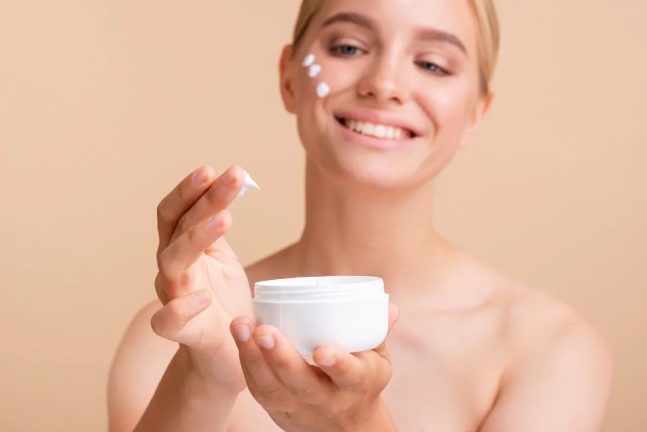 La routine serale che protegge la salute della pelle in estate: ecco i passaggi raccomandati dai dermatologi La routine serale che protegge la salute della pelle in estate: ecco i passaggi raccomandati dai dermatologi