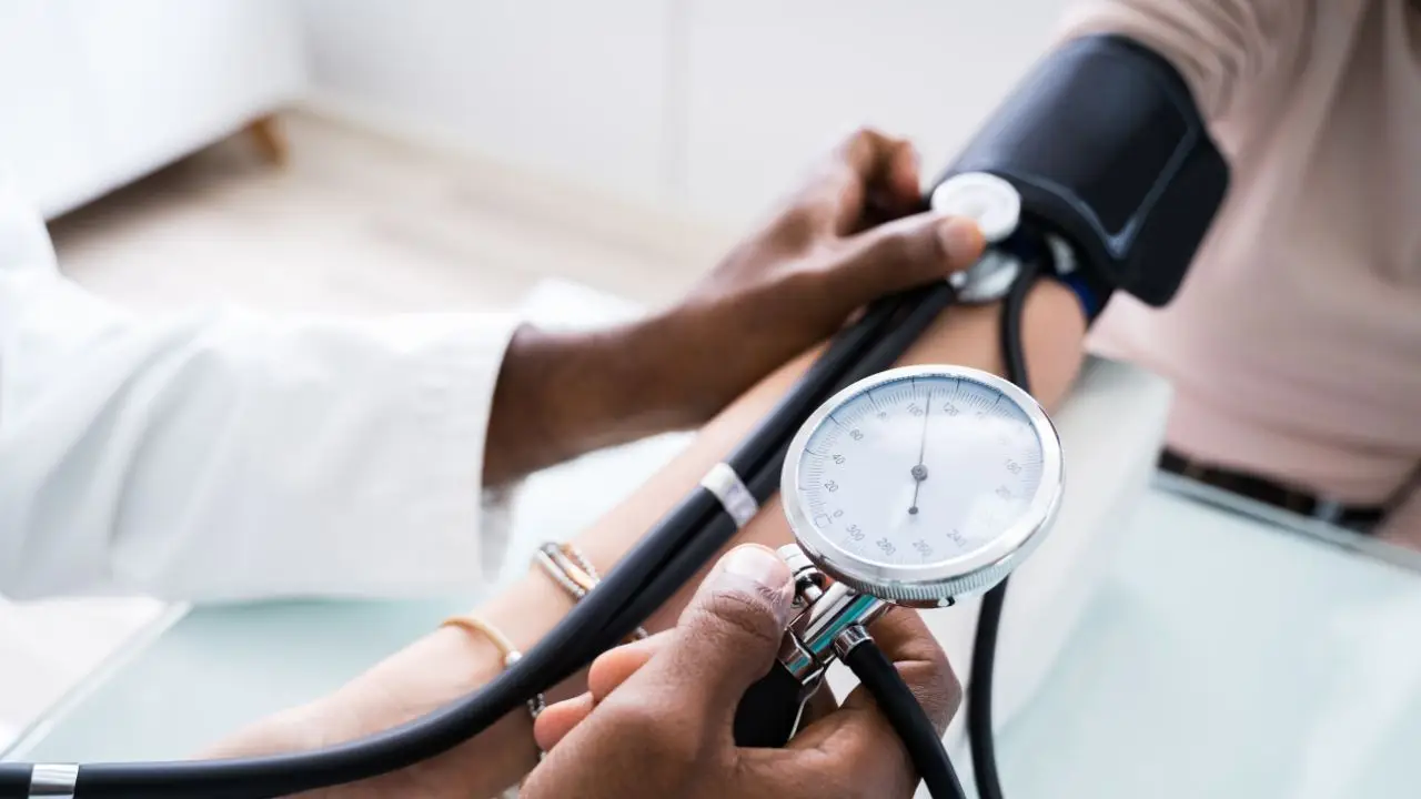 Pressione alta con il caldo? Ecco le bevande naturali perfette per regolarla secondo i cardiologi Pressione alta con il caldo? Ecco le bevande naturali perfette per regolarla secondo i cardiologi